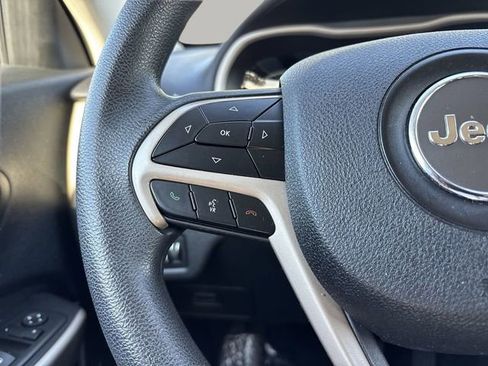 Used 2018 Jeep Cherokee Latitude w/ Safety Group image 27