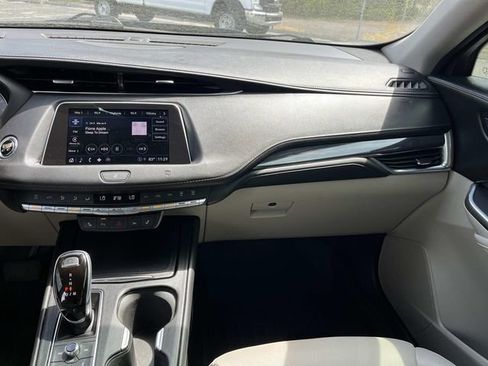Used 2021 Cadillac XT4 Luxury w/ Cold Weather Package FWD image 11