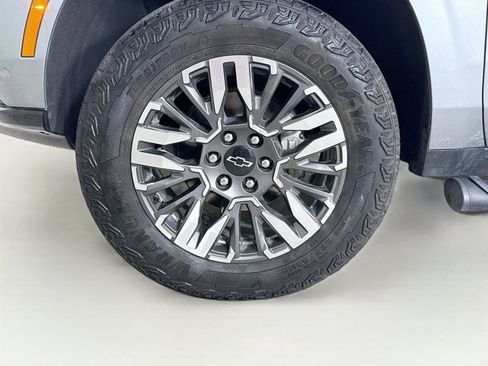Used 2025 Chevrolet Suburban Z71 AWD/4WD image 21