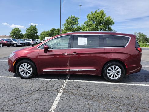 Used 2018 Chrysler Pacifica Touring-L w/ Premium Audio Group FWD image 12