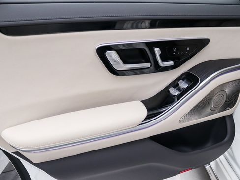 Used 2022 Mercedes-Benz S 500 4MATIC w/ AMG Line Package image 25