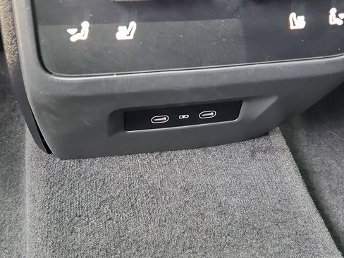 Certified 2025 Porsche Macan 4S Electric AWD/4WD image 27