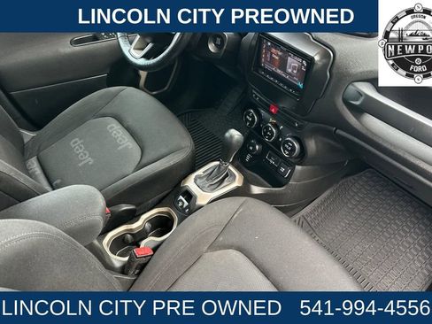 Used 2017 Jeep Renegade Latitude image 12