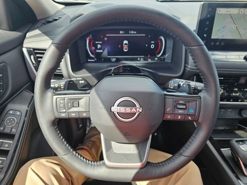 Used 2025 Nissan Rogue SL w/ Tech Package image 22