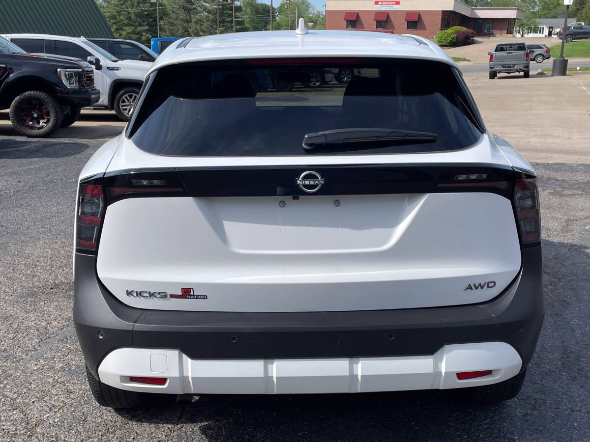 Used 2025 Nissan Kicks SV AWD/4WD image 8