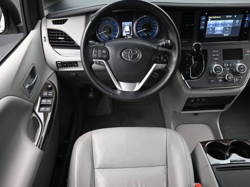 Used 2017 Toyota Sienna XLE w/ XLE Navigation Package image 13