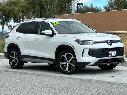 Certified 2026 Volkswagen Tiguan SE w/ Panoramic Sunroof Package AWD/4WD image 2