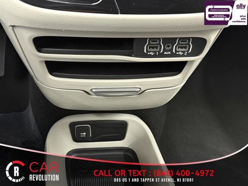 Used 2023 Chrysler Pacifica Touring-L FWD image 28
