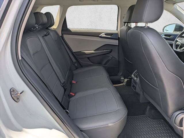 Used 2024 Volkswagen Taos SE w/ Panoramic Sunroof Package FWD image 19