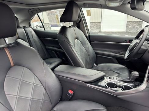 Used 2019 Toyota Camry XLE image 11