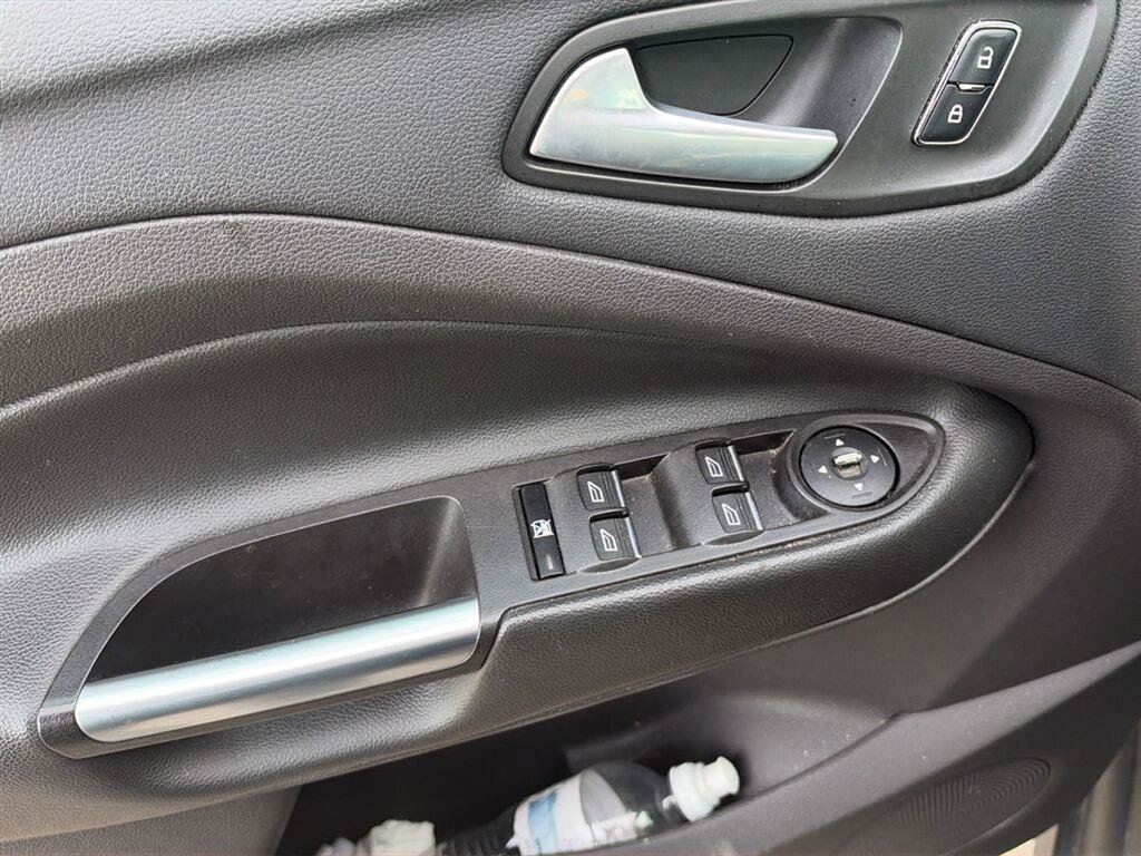 Used 2016 Ford C-MAX SE w/ Equipment Group 202A FWD image 6