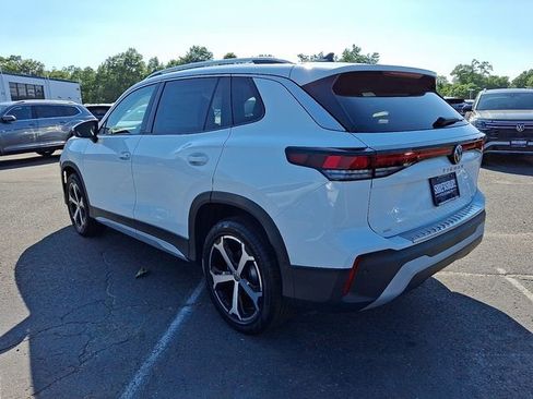 Certified 2025 Volkswagen Tiguan SE image 3