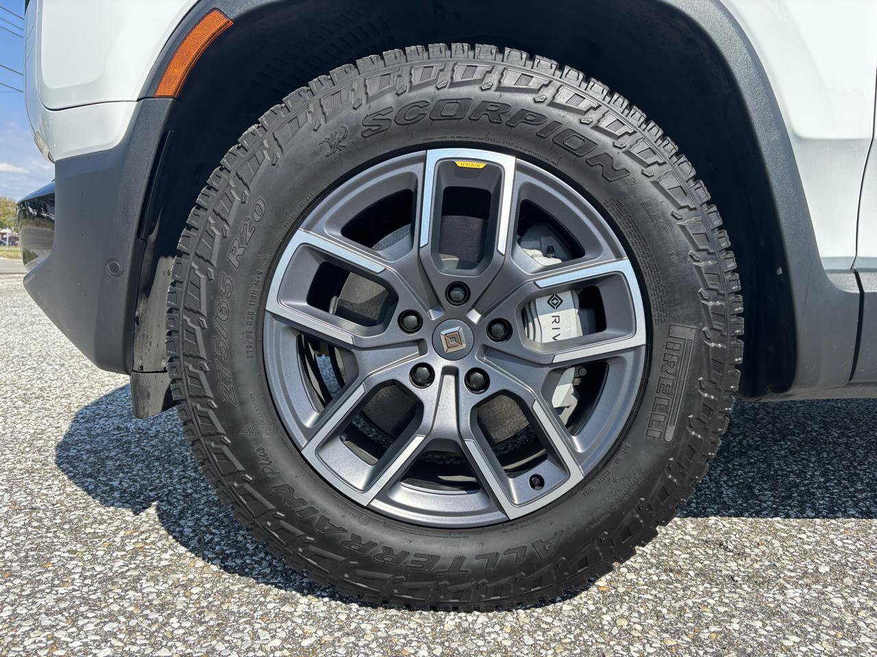Used 2025 Rivian R1S Adventure Dual AWD/4WD image 28