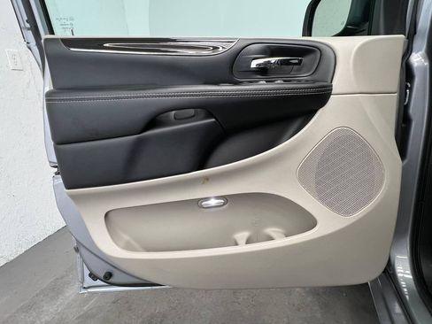 Used 2019 Dodge Grand Caravan SXT FWD image 11