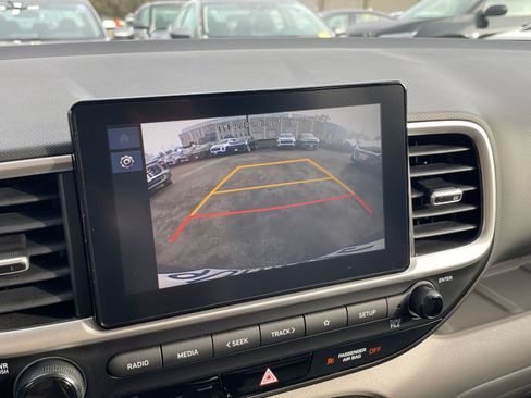 Used 2025 Hyundai Venue SEL image 22