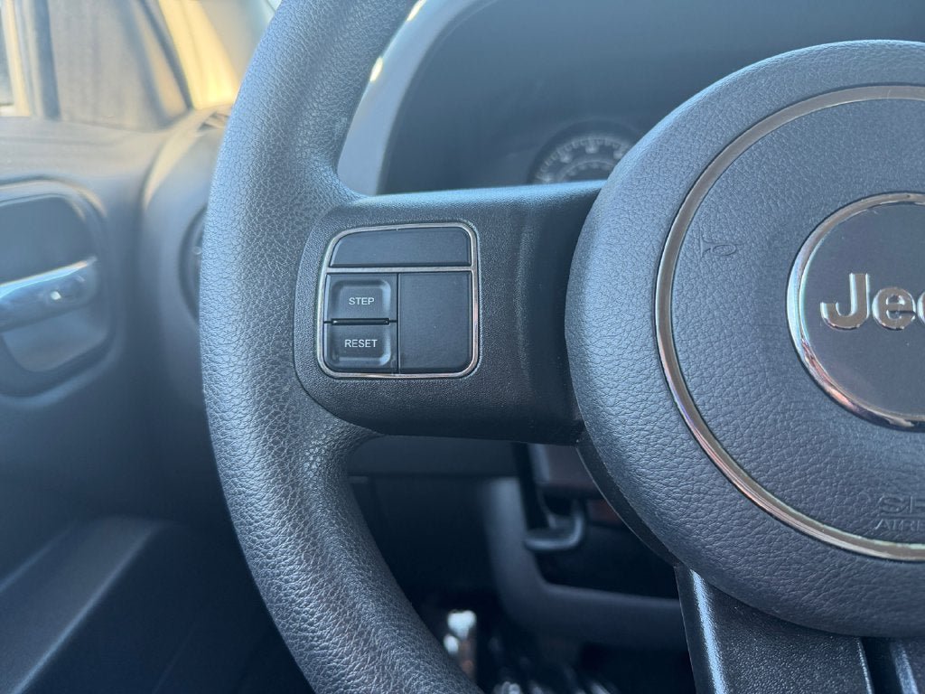 Used 2016 Jeep Patriot Sport FWD image 16