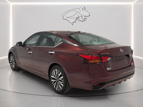 Used 2024 Nissan Altima 2.5 SV FWD image 3