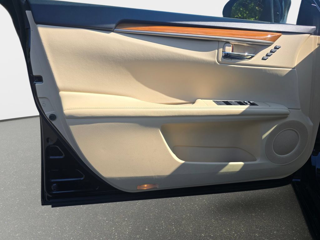 Used 2015 Lexus ES 300h w/ Navigation System Package FWD image 29