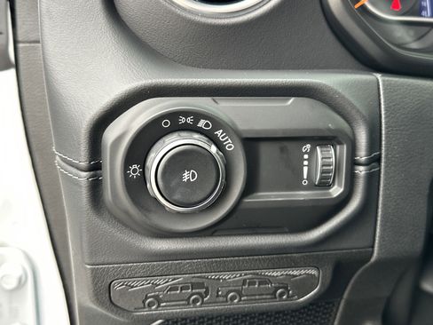 Used 2025 Jeep Wrangler Sahara image 33