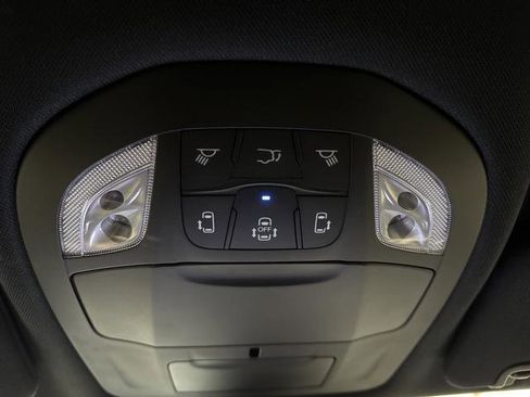 Used 2024 Chrysler Pacifica Select image 25