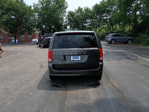 Used 2016 Dodge Grand Caravan SXT FWD image 4