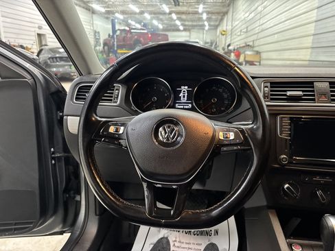 Used 2017 Volkswagen Jetta SE image 13