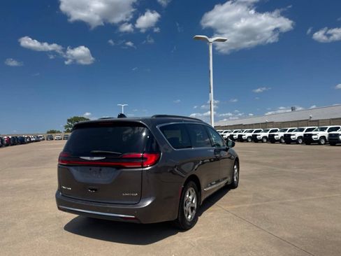 Used 2023 Chrysler Pacifica Limited FWD image 20