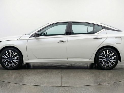 Used 2025 Nissan Altima 2.5 SV image 5