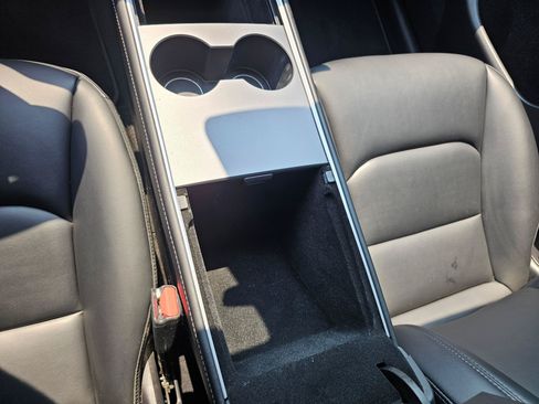 Used 2022 Tesla Model Y Long Range AWD/4WD image 28