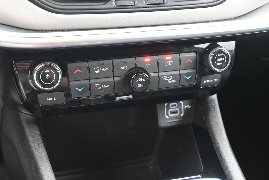 Used 2025 Jeep Compass Limited AWD/4WD image 18