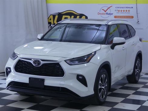 Used 2021 Toyota Highlander XLE AWD/4WD image 4