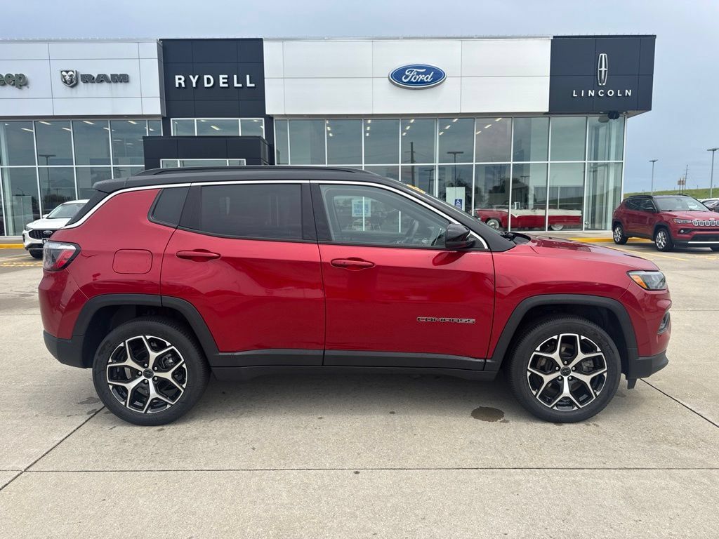 Used 2025 Jeep Compass Limited AWD/4WD image 2