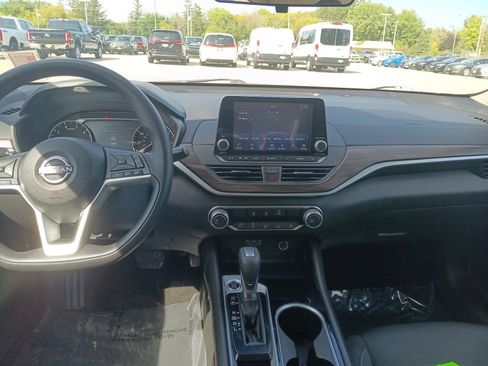 Used 2024 Nissan Altima 2.5 SV image 14