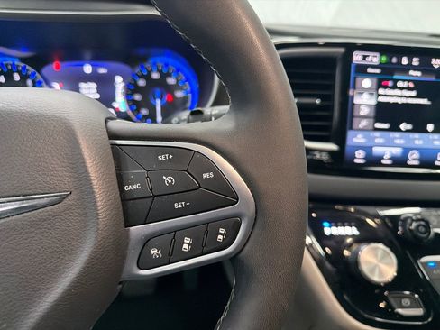 Used 2023 Chrysler Pacifica Touring-L FWD image 27