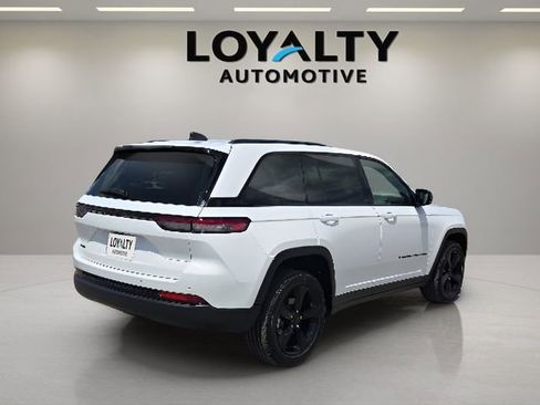 Used 2025 Jeep Grand Cherokee Altitude AWD/4WD image 5