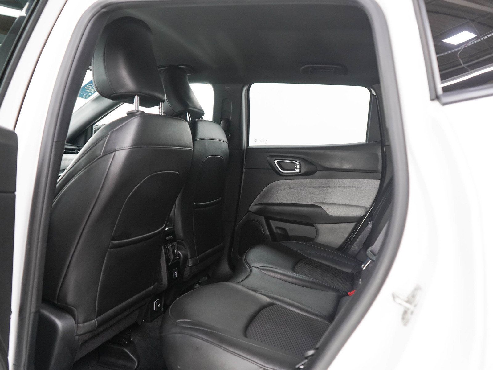 Used 2024 Jeep Compass Latitude AWD/4WD image 17