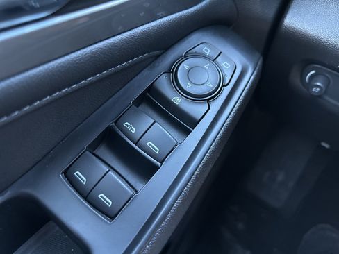 Used 2023 Chevrolet Traverse LT image 35