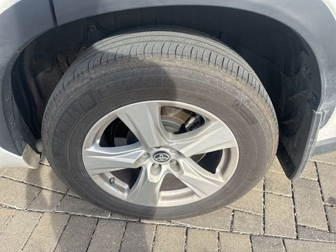 Used 2023 Toyota Highlander L image 12