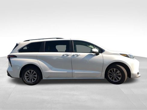 Used 2024 Toyota Sienna XLE FWD image 6