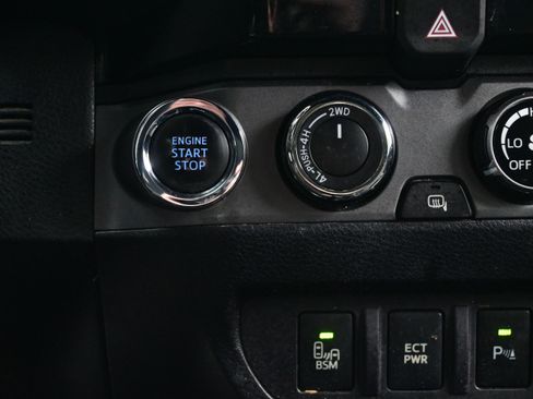 Used 2018 Toyota Tacoma TRD Off-Road w/ Technology Package AWD/4WD image 19