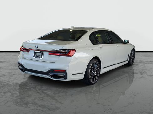 Used 2022 BMW 740i w/ M Sport Package RWD image 2