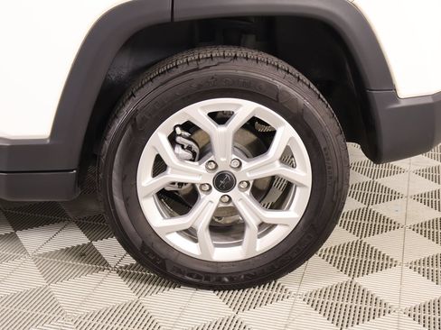 Used 2025 Jeep Compass Latitude AWD/4WD image 17