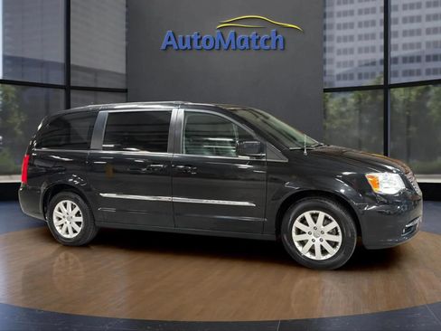 Used 2015 Chrysler Town & Country Touring FWD image 13
