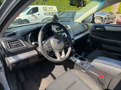 Used 2017 Subaru Outback 2.5i Premium image 3
