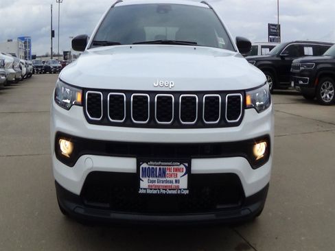 Certified 2025 Jeep Compass Latitude AWD/4WD image 3