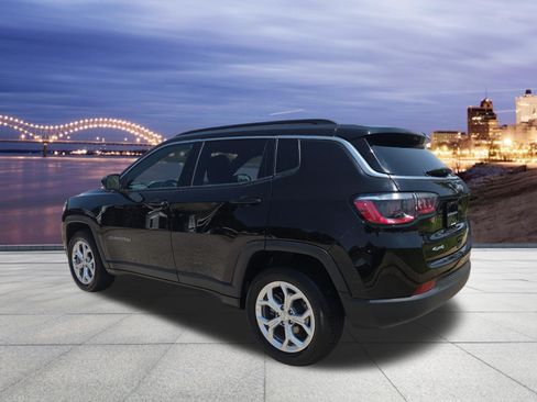 Used 2024 Jeep Compass Latitude AWD/4WD image 3