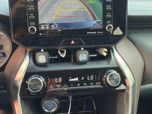 Used 2022 Toyota Venza XLE AWD/4WD image 5