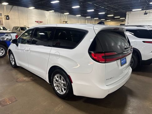 Used 2023 Chrysler Pacifica Touring-L FWD image 2
