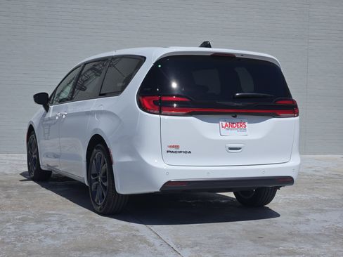 New 2026 Chrysler Pacifica Select image 3