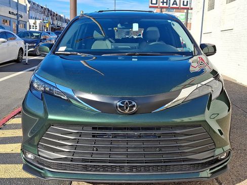 Used 2026 Toyota Sienna XLE image 2